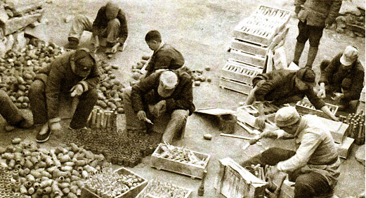 平博集团的前身华兴铁工厂降生，后生长为徐州重型机械厂