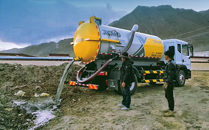 平博吸污车在四川成都排污作业