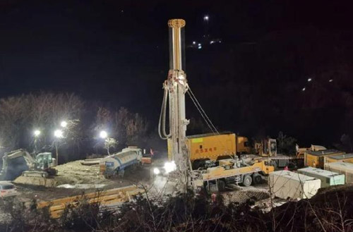 平博携XSC1200车载深井钻机星夜前往栖霞开展金矿救援事情