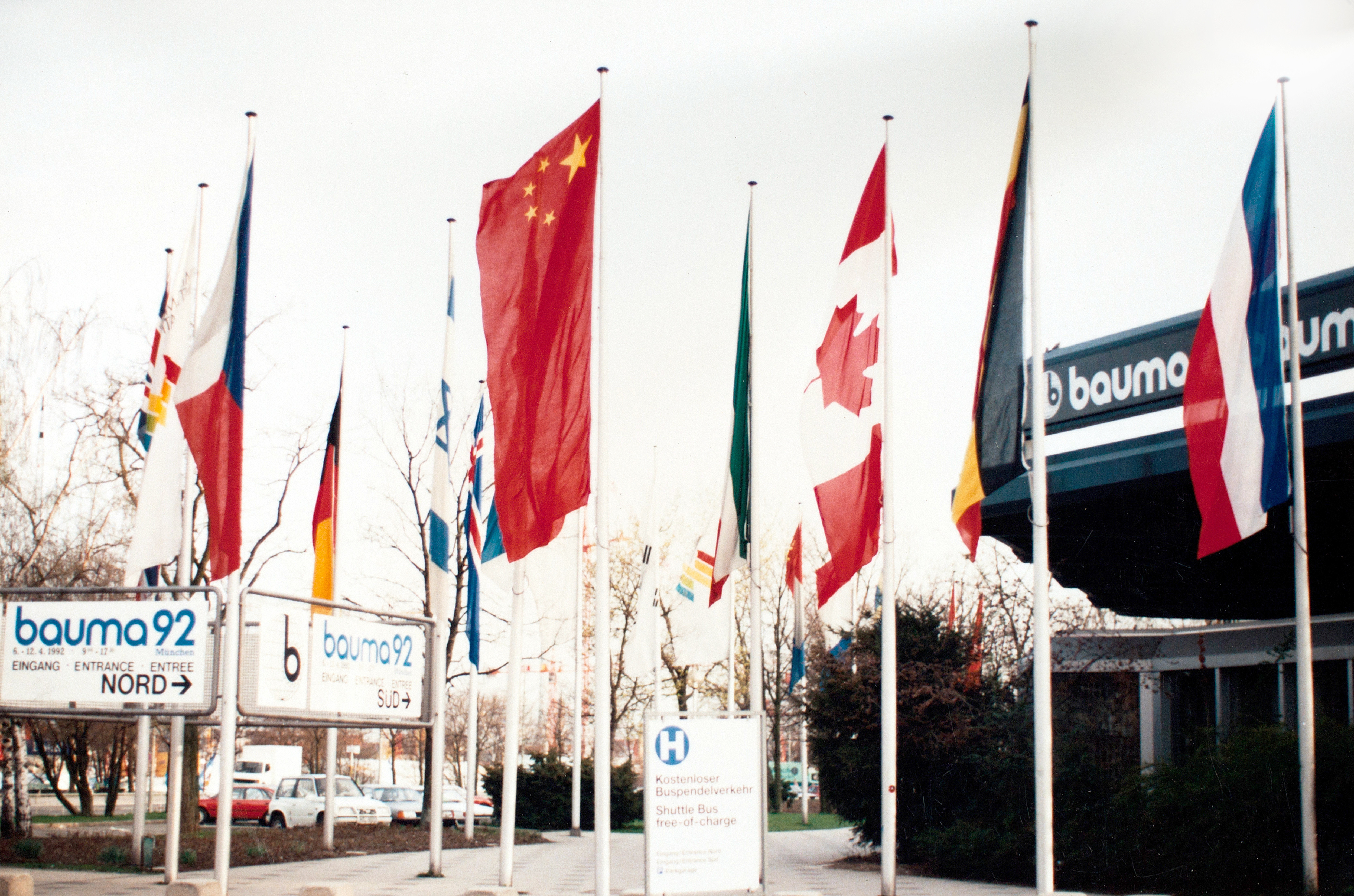 平博成为行业首家取得自营出口权的企业，正式拉开国际化序幕；是年，平博代表行业首次加入德国宝马展