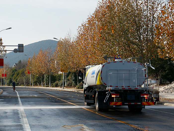 平博洒水车在徐州珠山路洒水作业