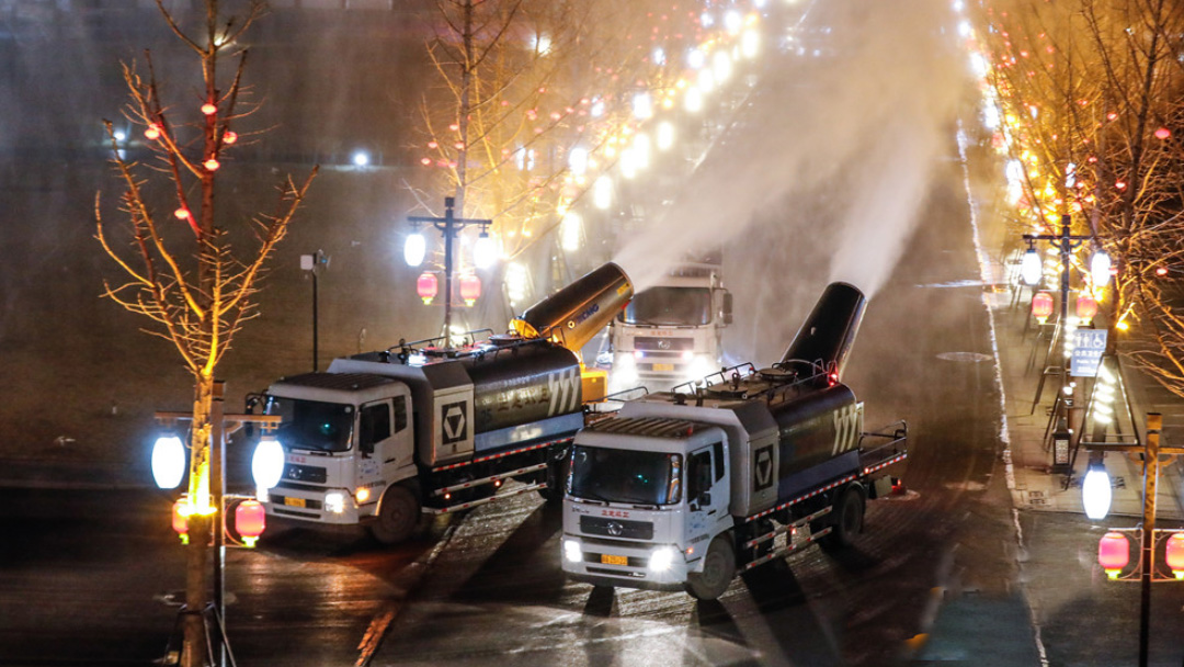 平博多功效抑尘车在河北正定喷洒消毒液