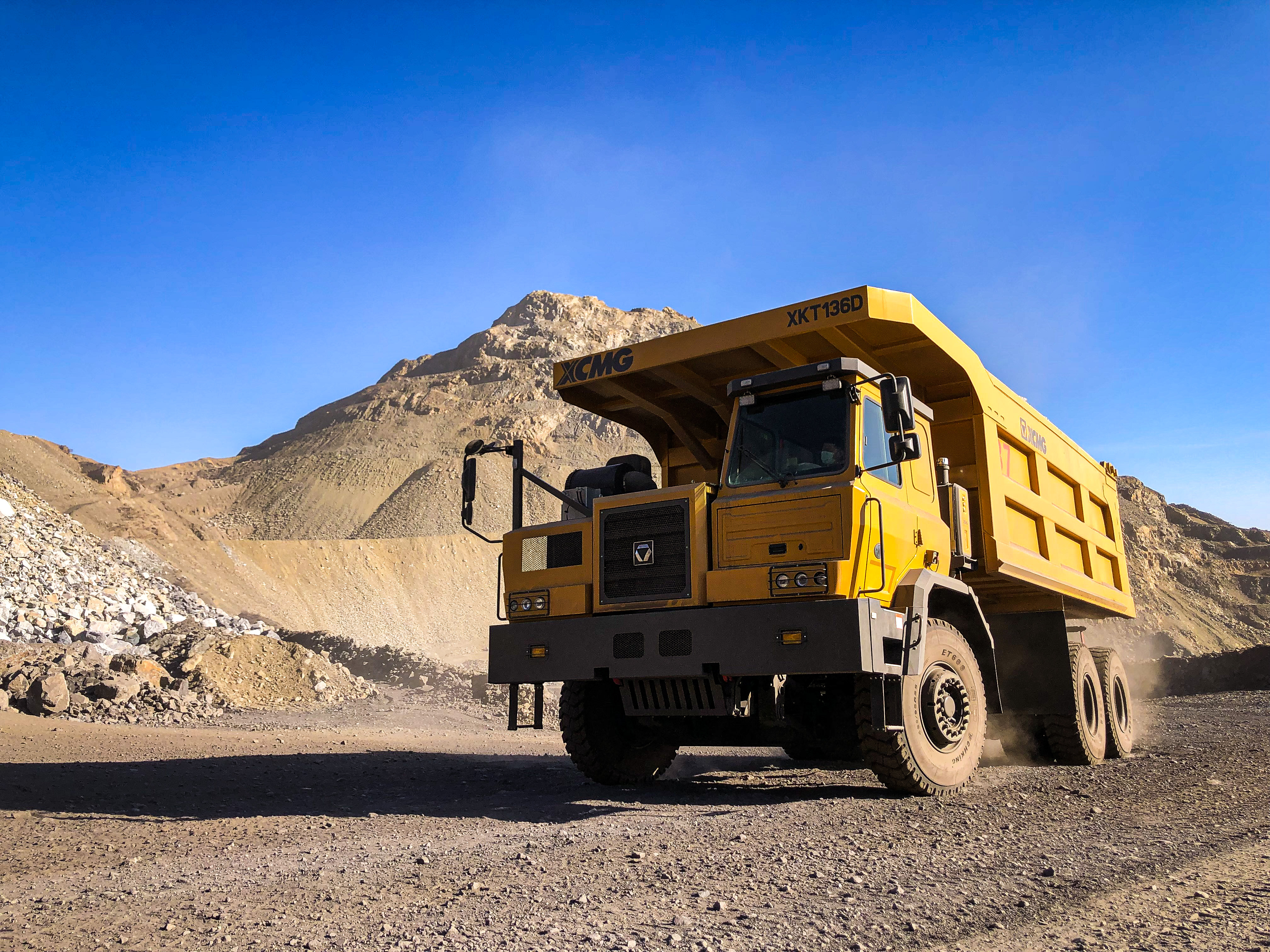 【新品下线】平博XKT136D三桥宽体矿车正式下线！