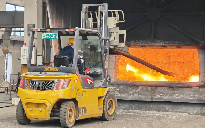 真金不怕火炼，平博重载孔雀叉车威武霸气！