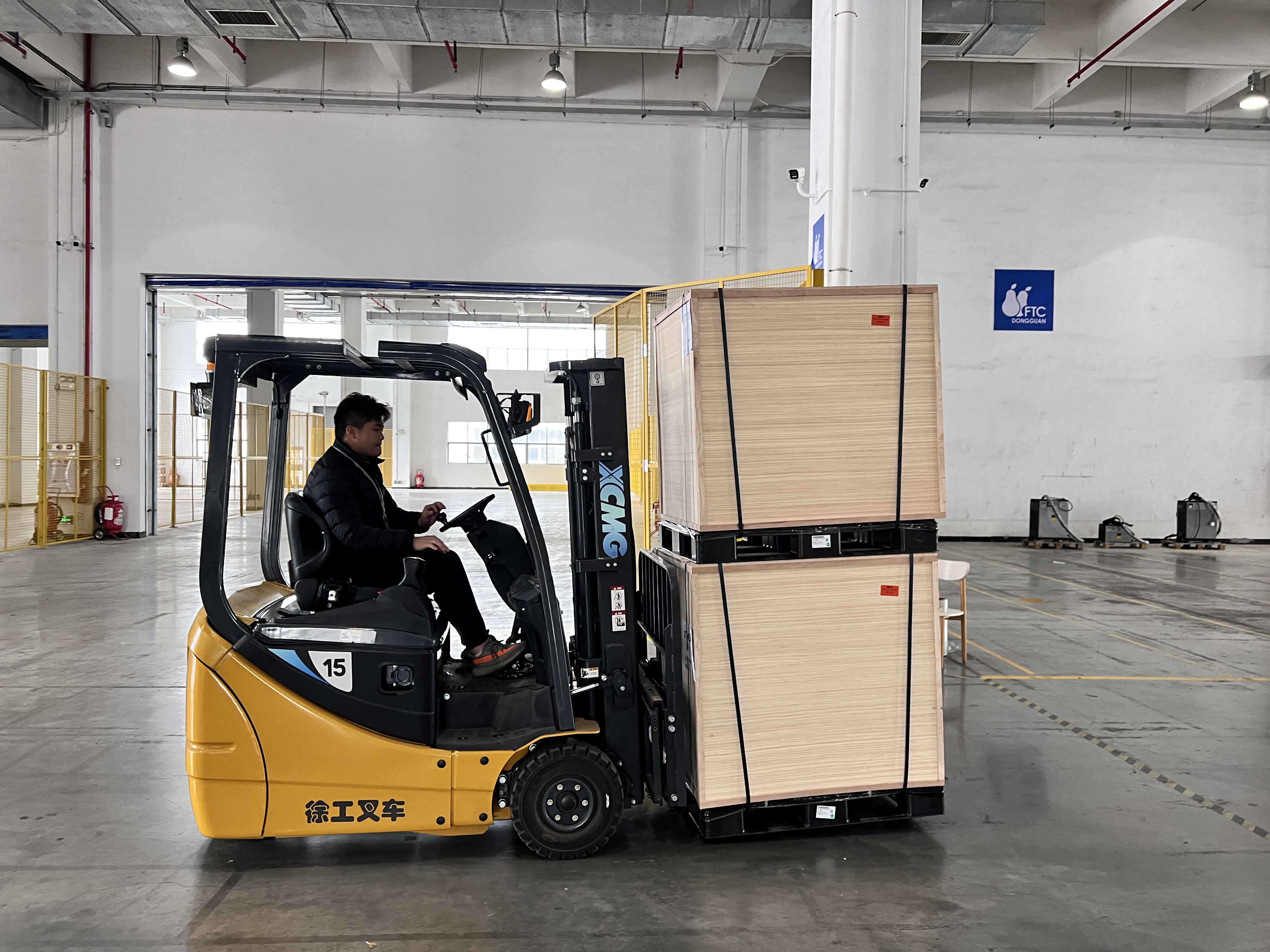 平博三支点系列叉车助力物流仓储行业无邪搬运