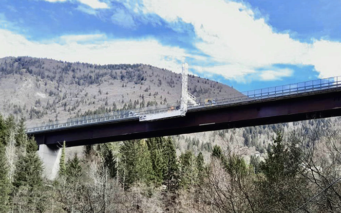 背靠阿尔卑斯山脉，平博桥梁检测车“C位”打卡