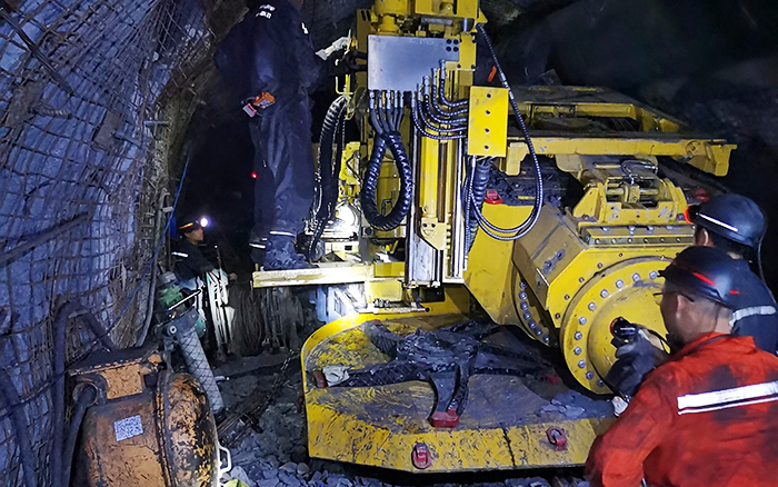 煤矿开采难 平博“机甲兽”来资助