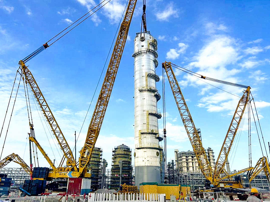 双机联动！平博履带起重机助力天下丙烯腈行业“最大最重单体装备”乐成绩位