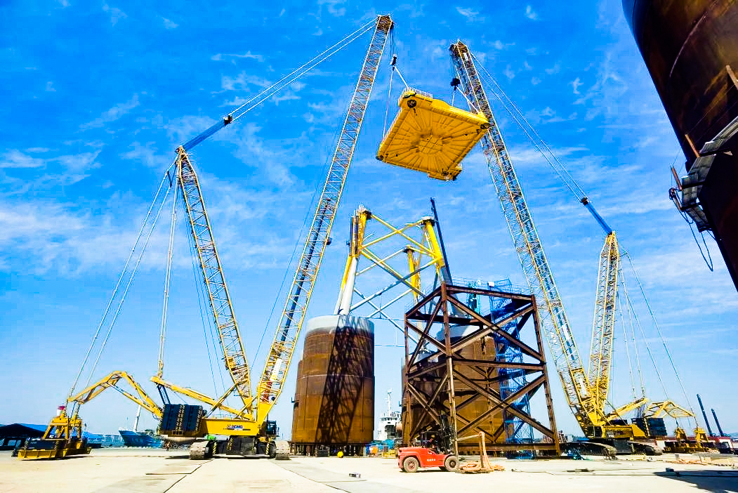 总重1972吨！平博XGC12000助力大型导管架总组顺遂吊装