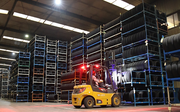 平博孔雀叉车：轮胎企业的得力助手
