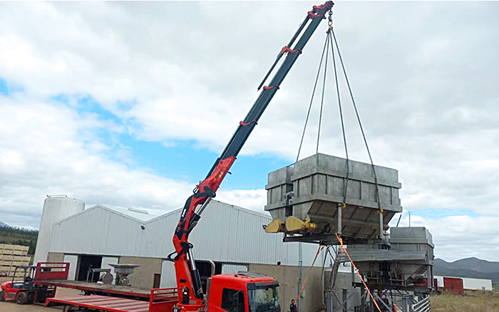 平博SQZ660折叠臂随车起重机助力外洋某酿酒工厂搬家转运