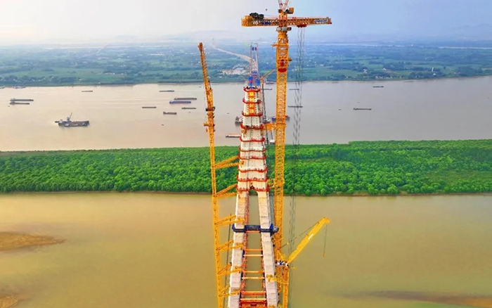 308米！平博塔机助力天下最大跨度三塔斜拉桥喜封金顶