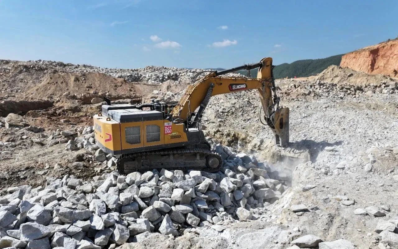 携手出击！平博中大挖奏响新能源工业生长新序曲